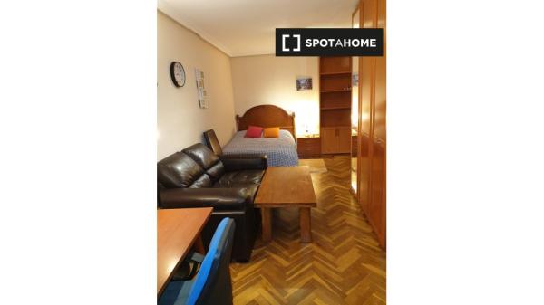 Cozy single room in the center of Salamanca - Females