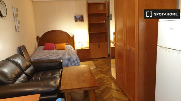 Cozy single room in the center of Salamanca - Females