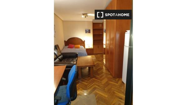 Cozy single room in the center of Salamanca - Females