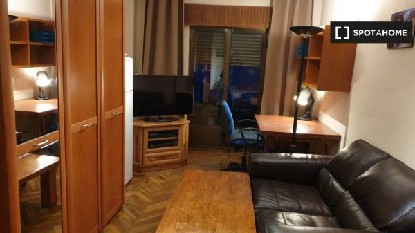 Cozy single room in the center of Salamanca - Females