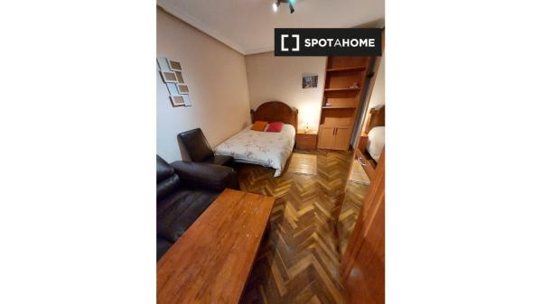 Cozy single room in the center of Salamanca - Females