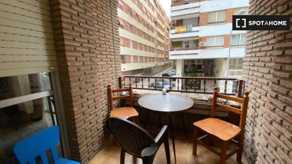 Amplia habitación de estudiantes con terraza