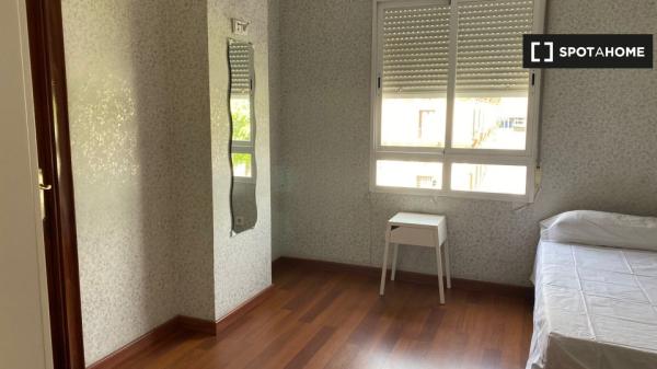 Sala de estudantes cheia de luz natural em Córdoba