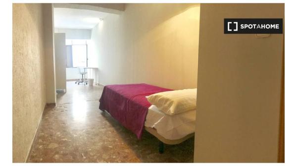 Spacious student room in the best area of Cordoba