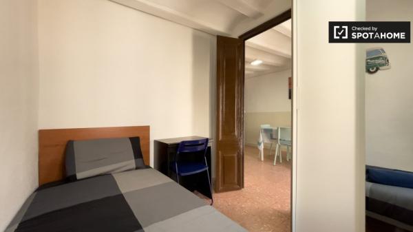 Se alquila habitación en piso de 4 dormitorios en El Raval, Barcelona