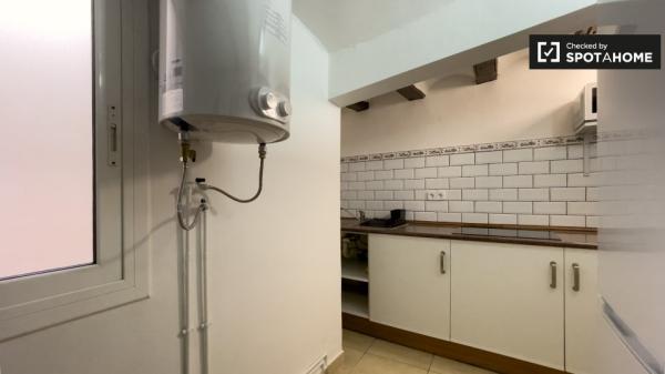 Se alquila habitación en piso de 4 dormitorios en El Raval, Barcelona