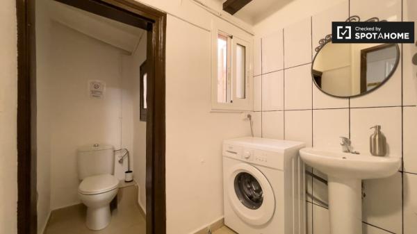 Se alquila habitación en piso de 4 dormitorios en El Raval, Barcelona