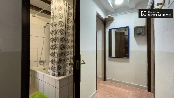 Se alquila habitación en piso de 4 dormitorios en El Raval, Barcelona