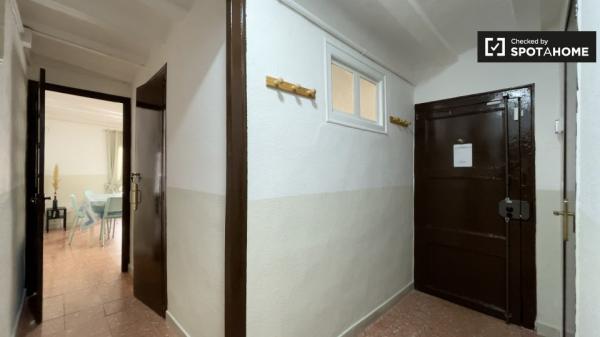 Se alquila habitación en piso de 4 dormitorios en El Raval, Barcelona