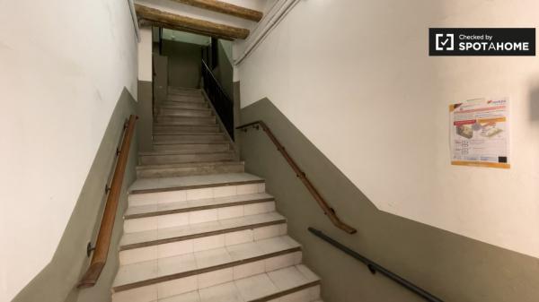 Se alquila habitación en piso de 4 dormitorios en El Raval, Barcelona