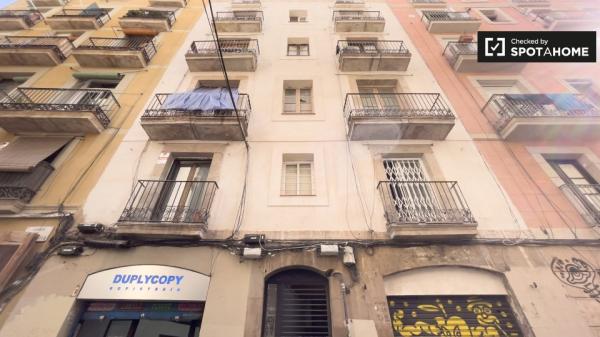 Se alquila habitación en piso de 4 dormitorios en El Raval, Barcelona