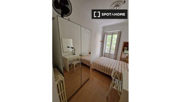 Quarto para alugar em apartamento de 7 quartos em Argüelles, Madrid