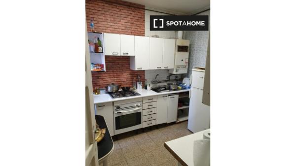 Quarto para alugar em apartamento de 7 quartos em Argüelles, Madrid