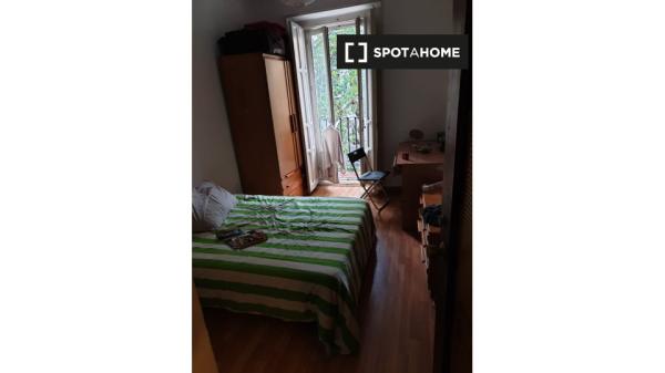 Zimmer zu vermieten in 7-Zimmer-Wohnung in Argüelles, Madrid