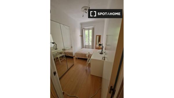 Quarto para alugar em apartamento de 7 quartos em Argüelles, Madrid