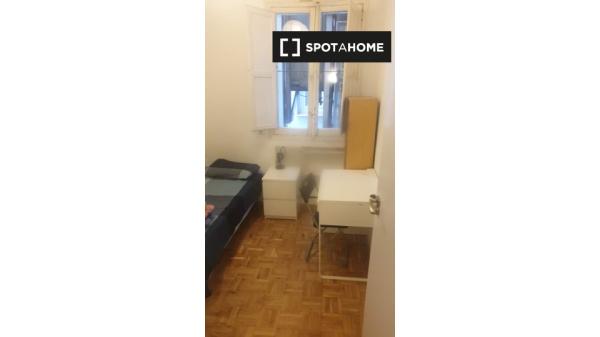 Quarto para alugar em apartamento de 7 quartos em Argüelles, Madrid