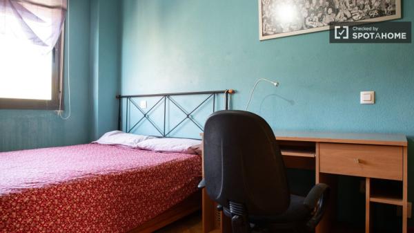 Stanza in affitto in appartamento con 4 camere da letto a Portazgo, Madrid