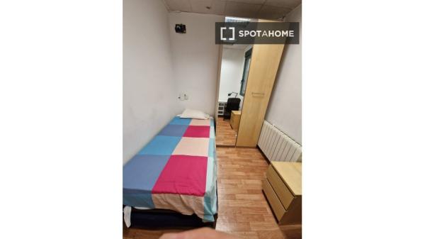 Quarto para alugar em apartamento de 7 quartos em Argüelles, Madrid