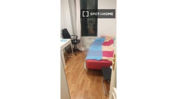 Quarto para alugar em apartamento de 7 quartos em Argüelles, Madrid