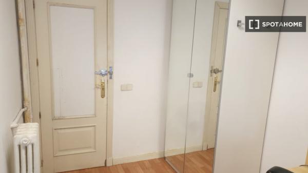 Quarto para alugar em apartamento de 7 quartos em Argüelles, Madrid