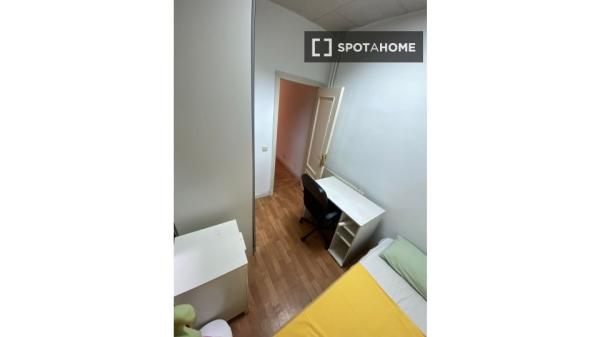 Quarto para alugar em apartamento de 7 quartos em Argüelles, Madrid