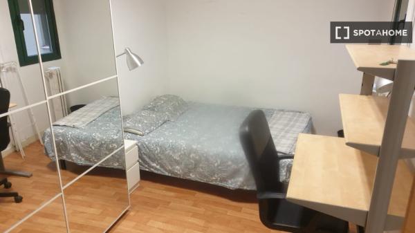 Quarto para alugar em apartamento de 7 quartos em Argüelles, Madrid