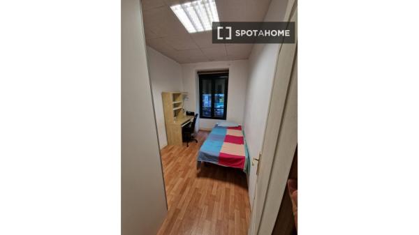 Quarto para alugar em apartamento de 7 quartos em Argüelles, Madrid