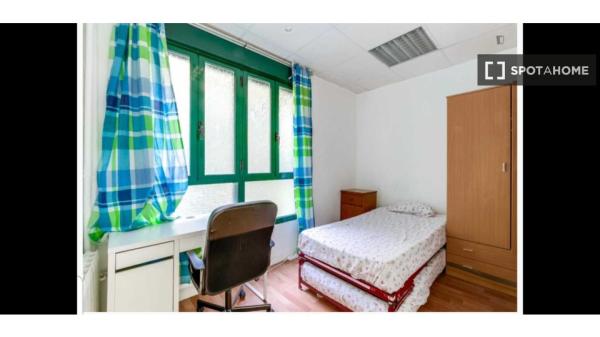 Quarto para alugar em apartamento de 7 quartos em Argüelles, Madrid