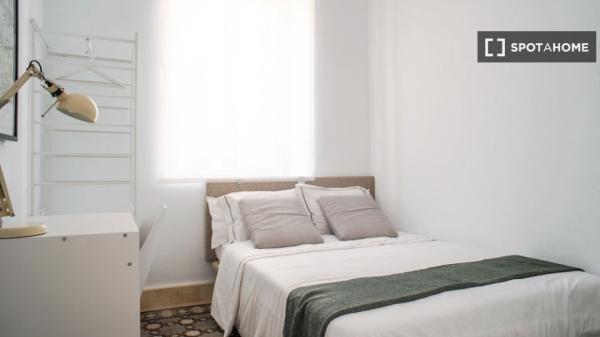 Aluga-se quarto em apartamento de 5 quartos em Málaga, Málaga