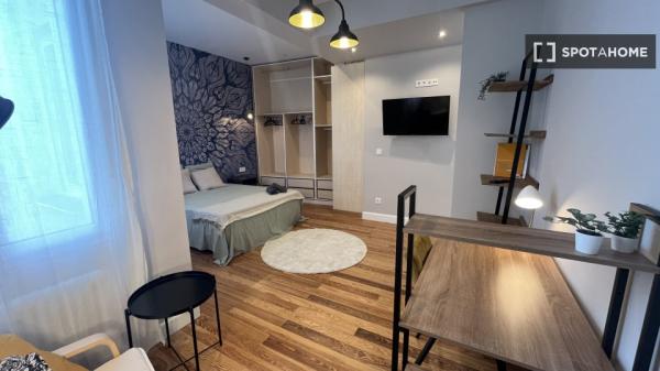 Se alquila habitación en piso de 6 dormitorios en Abando, Bilbao