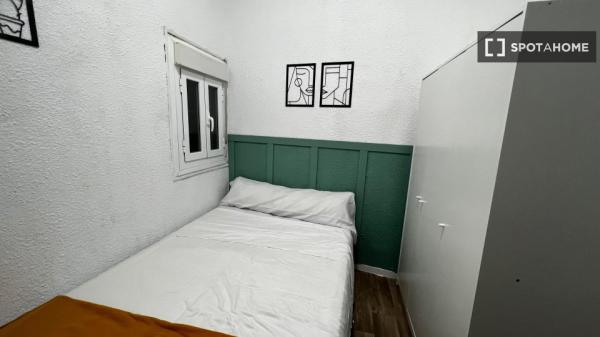 Habitación en piso compartido en madrid.