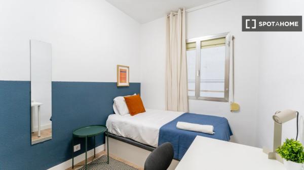 Lindo quarto para alugar localizado em Madrid