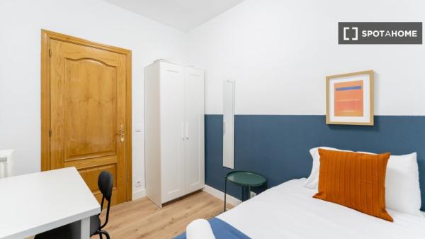 Lindo quarto para alugar localizado em Madrid