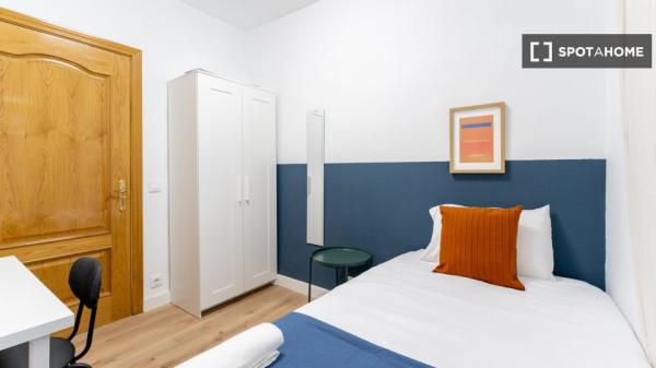 Lindo quarto para alugar localizado em Madrid