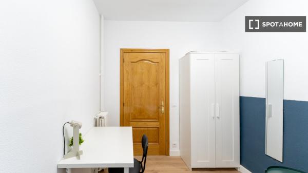 Lindo quarto para alugar localizado em Madrid