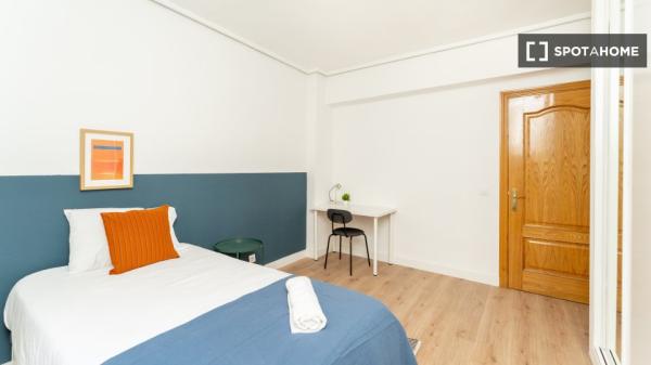 Lindo quarto para alugar localizado em Madrid