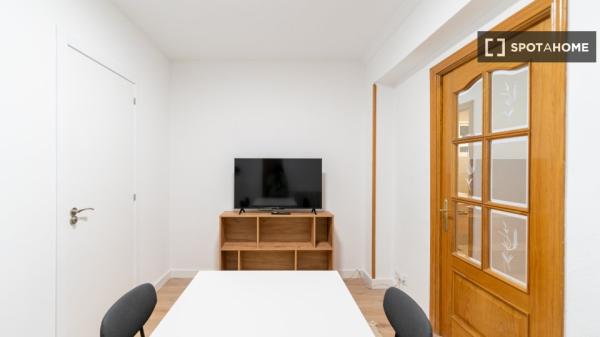 Lindo quarto para alugar localizado em Madrid