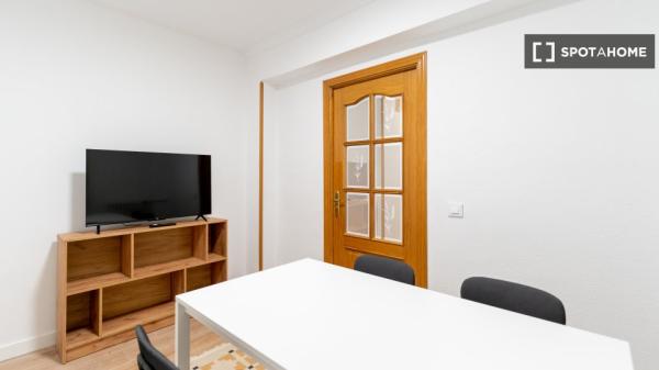 Lindo quarto para alugar localizado em Madrid