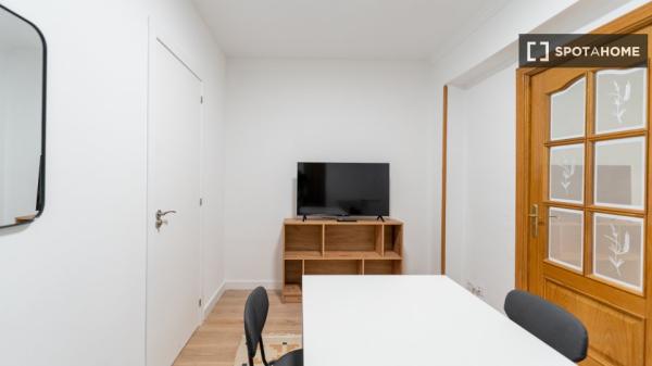 Lindo quarto para alugar localizado em Madrid