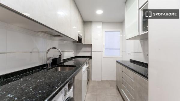 Lindo quarto para alugar localizado em Madrid