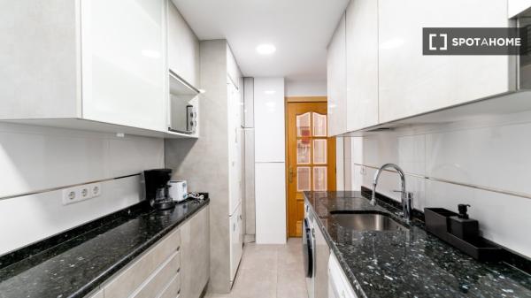 Lindo quarto para alugar localizado em Madrid