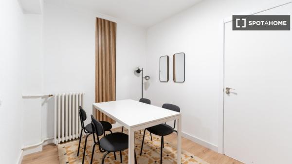 Lindo quarto para alugar localizado em Madrid