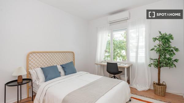 Room in shared apartment in Madrid