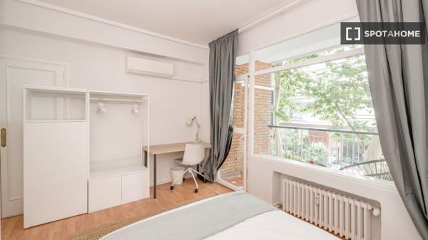 Room in shared apartment in Madrid