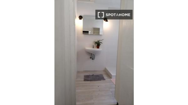 Habitación en piso compartido en barcelona.