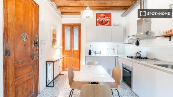 Apartamento moderno con balcón exterior en Sants-Montjuic