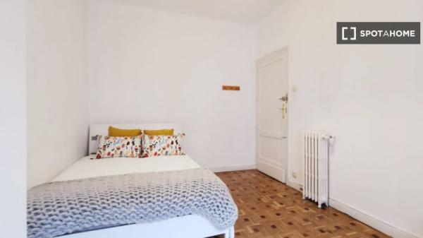 Camera attrezzata in appartamento con 8 camere da letto a Moncloa, Madrid