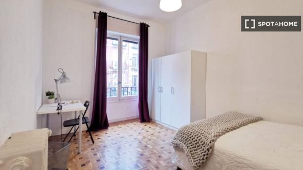 Camera attrezzata in appartamento con 8 camere da letto a Moncloa, Madrid