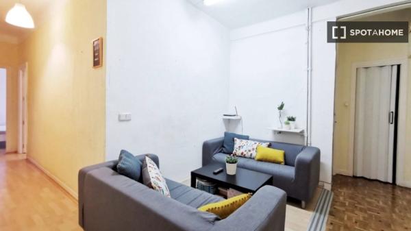 Habitación equipada en apartamento de 8 dormitorios en Moncloa, Madrid