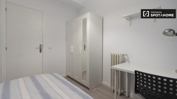 Acogedora habitación en alquiler en apartamento de 6 dormitorios en Príncipe Pío